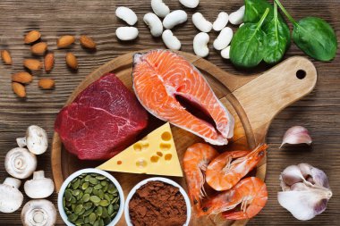 Somon, karides, sığır eti, sarı peynir, ıspanak, mantar, kakao, balkabağı çekirdeği, sarımsak, fasulye ve badem olarak Çinko 'da bulunan yiyecekler. Üst görünüm