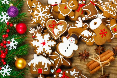 Noel kompozisyonu: Tahta masada zencefilli ekmek, anason ve tarçın.