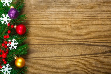 Noel arkaplanı - Ahşap masada Noel süslemeleri