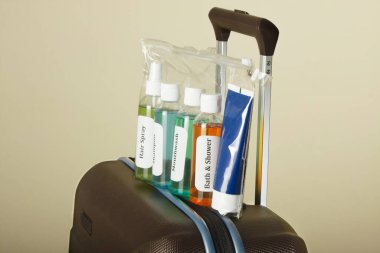 Kese içinde kozmetik sıvılar. Havaalanında sıvı güvenlik kontrolü