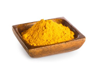 Beyaz arka planda izole edilmiş kabın içindeki zerdeçal tozu