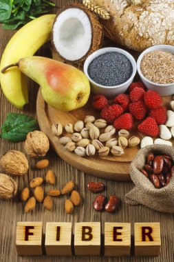 Çavdar ekmeği, buğday kepeği, fasulye, kırmızı fasulye, ıspanak, badem, haşhaş tohumu, armut, muz, hindistan cevizi, ahududu, fıstık, ceviz gibi zengin gıdalar. Arkaplan olarak tahta tablo