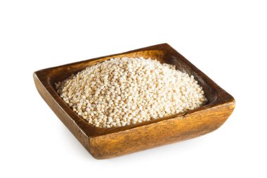 Beyaz arka planda izole edilmiş ahşap kasedeki kinoa.