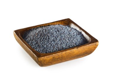 Beyaz arka planda izole edilmiş ahşap kasede mavi haşhaş tohumları.