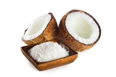 Tahta kasede öğütülmüş hindistan cevizi. Beyaz arka planda izole edilmiş.