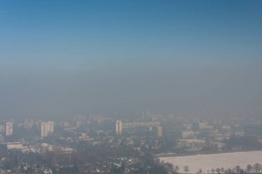 CRACOW, POLAND 30 HAZİRAN 2017. Şehrin üzerindeki sis - Kosciuszko Dağı 'ndan net bir görüntü yok. Mog, Krakow' da sıkça meydana gelen bir tür hava kirlililiğidir.