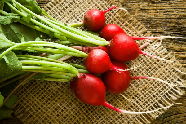 Bouquet Radis Frais Sur Table Bois — Photo