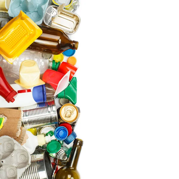 Geri dönüşüm için çöp seçimi. Ayrımcı metal, plastik, kağıt ve cam. Metin için boş boşluk