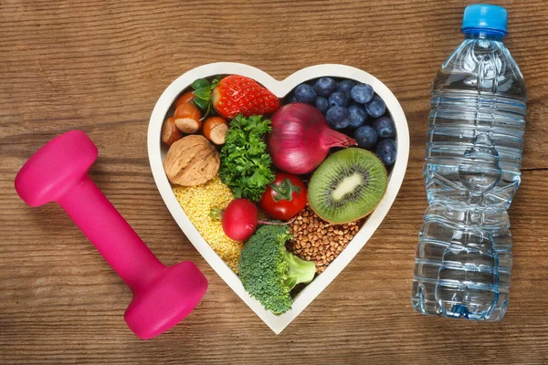 Gesundes Essen Herzförmiger Schüssel Wasserflasche Und Hantel Lebensmittel Wie Blaubeeren — Stockfoto