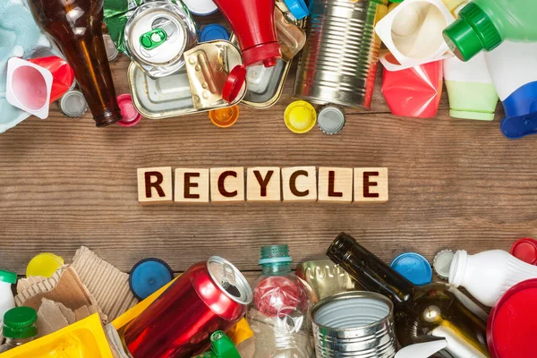 Μια Επιλογή Από Σκουπίδια Για Ανακύκλωση Διαχωριζόμενο Μέταλλο Πλαστικό Χαρτί — Φωτογραφία Αρχείου