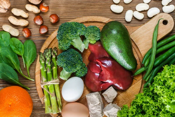 Natürliche Folsäurequellen Wie Leber Spargel Brokkoli Eier Salat Avocado Hefe — Stockfoto