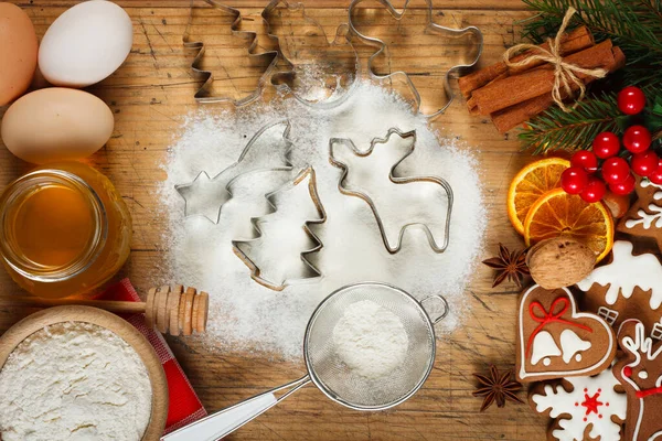 Noel pişirme - un, bal, yumurta ve ahşap masada zencefilli kurabiye