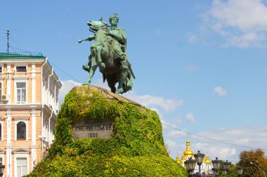 Kiev 'in ünlü simgeleri - Sofiyvska Meydanı' ndaki Bogdan Khmelnitsky heykeli ve Ukrayna 'nın Kiev kentindeki St. Michael katedrali