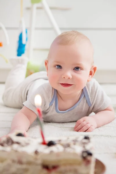Bebê e bolo, Retrato de aniversário de comemoração do miúdo, Cheiro feliz — Fotografia de Stock