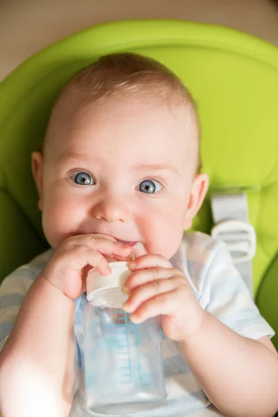 Dětská Překvapenecká tvářička, legrační kojenec válcovací oko, láhev s mlékem — Stock fotografie