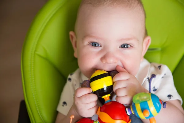 Happy baby, Söt spädbarn unge leker med Teether leksak, pojke porträtt — Stockfoto