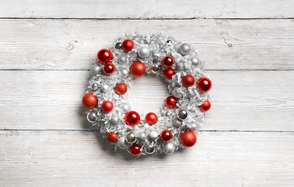 Christmas Wreath on White Wooden Background, Hanging Decoration — Stock Photo, Image