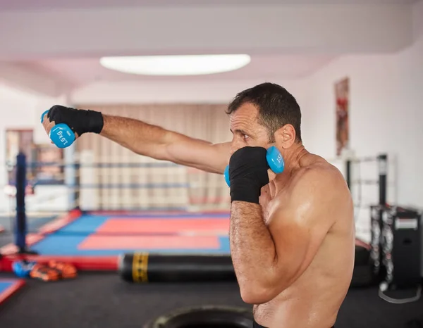 Boxer Treinamento Com Pesos Com Anel Boxe Segundo Plano — Fotografia de Stock