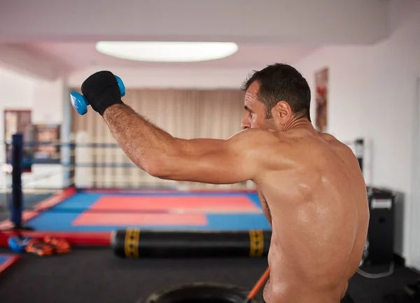 Entrenamiento Boxeador Con Peso Con Anillo Boxeo Sobre Fondo — Foto de Stock