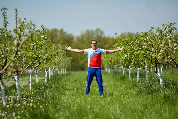 Fier Agriculteur Mature Debout Avec Les Bras Écartés Dans Verger — Photo