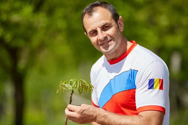 Heureux Fermier Vérifier Jeune Noyer Dans Verger — Photo