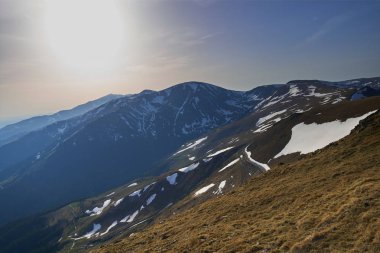Dağlar, yatay, gün batımında çerçevesindeki sunt