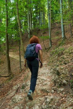 Dağlarda bir iz sırt ile kadın uzun yürüyüşe çıkan kimse