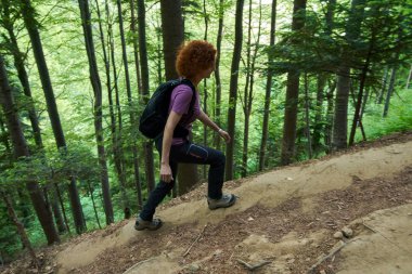 Dağlarda bir iz sırt ile kadın uzun yürüyüşe çıkan kimse