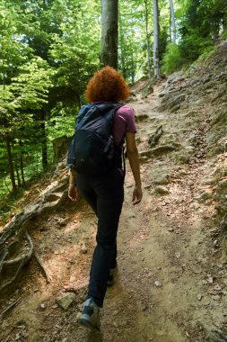 Dağlarda bir iz sırt ile kadın uzun yürüyüşe çıkan kimse