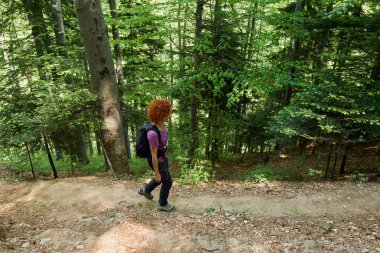 Dağlarda bir iz sırt ile kadın uzun yürüyüşe çıkan kimse