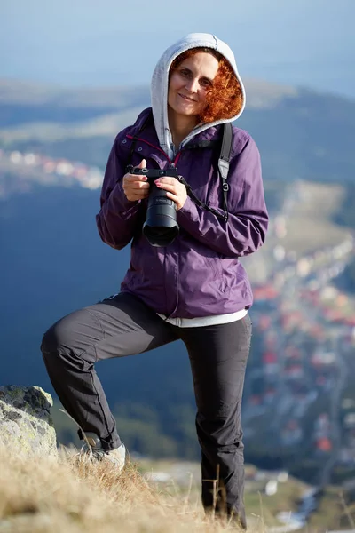 女性自然和旅行摄影师与她的照相机在山上 — 图库照片