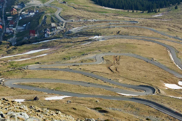 美丽的风景与山和蜿蜒的路 — 图库照片