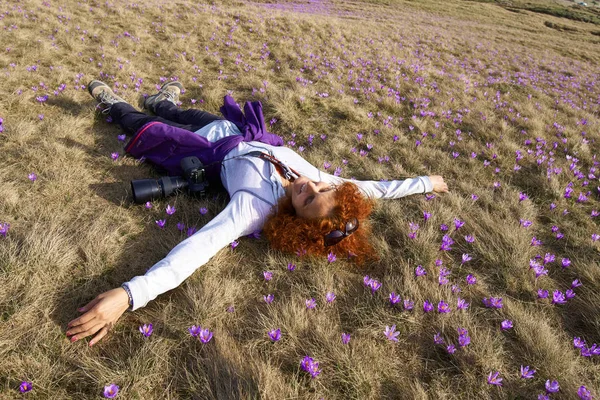 Жінка Турист Фотоапаратом Лежить Пасовищі Квітами Горах — стокове фото
