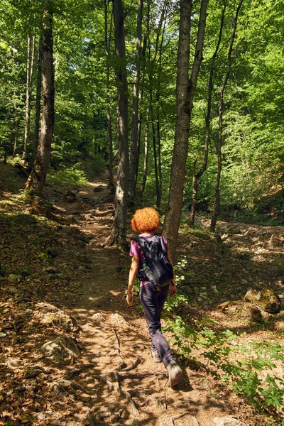 Mulher Caminhante Com Mochila Trilho Nas Montanhas — Fotografia de Stock