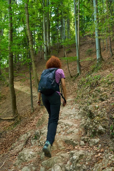 Dağlarda bir iz sırt ile kadın uzun yürüyüşe çıkan kimse
