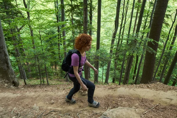 Mujer Excursionista Con Mochila Sendero Las Montañas —  Fotos de Stock