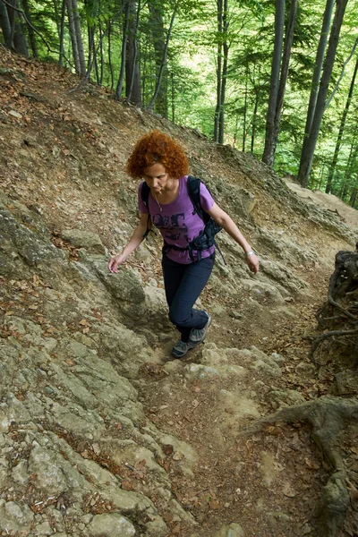 Mulher Caminhante Com Mochila Trilho Nas Montanhas — Fotografia de Stock