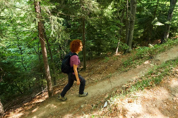 Mulher Caminhante Com Mochila Trilho Nas Montanhas — Fotografia de Stock