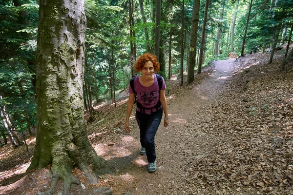 Mulher Caminhante Com Mochila Trilho Nas Montanhas — Fotografia de Stock