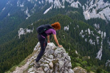 Kadın üzerinde serbest tırmanış bir via ferrata rocky Dağları'nda