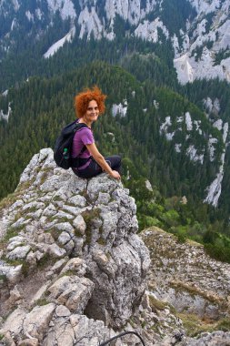 Kadın üzerinde serbest tırmanış bir via ferrata rocky Dağları'nda
