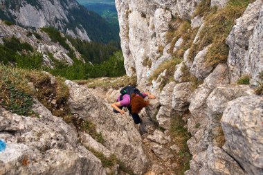 Kadın üzerinde serbest tırmanış bir via ferrata rocky Dağları'nda