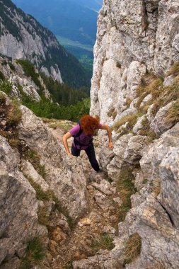 Kadın üzerinde serbest tırmanış bir via ferrata rocky Dağları'nda
