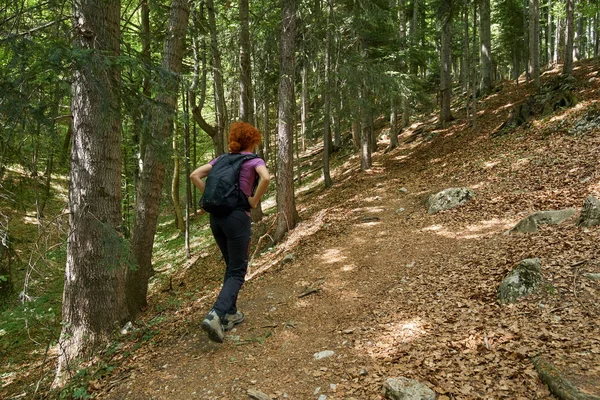 Mujer Excursionista Con Mochila Sendero Las Montañas —  Fotos de Stock