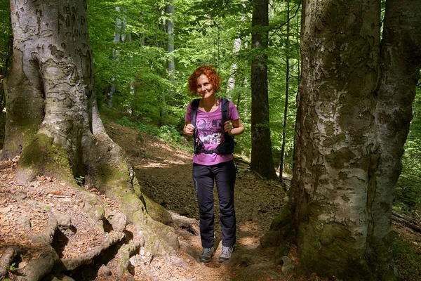 Mulher Caminhante Com Mochila Trilho Nas Montanhas — Fotografia de Stock