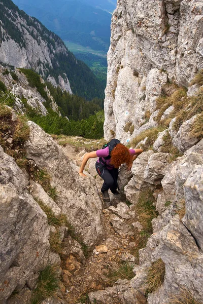 Mulher Livre Escalada Uma Ferrata Nas Montanhas Rochosas — Fotografia de Stock