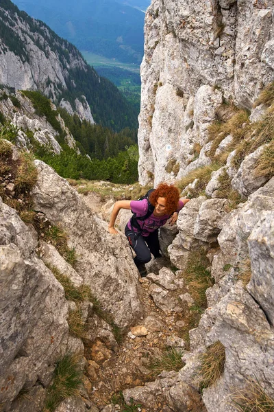 Kadın üzerinde serbest tırmanış bir via ferrata rocky Dağları'nda