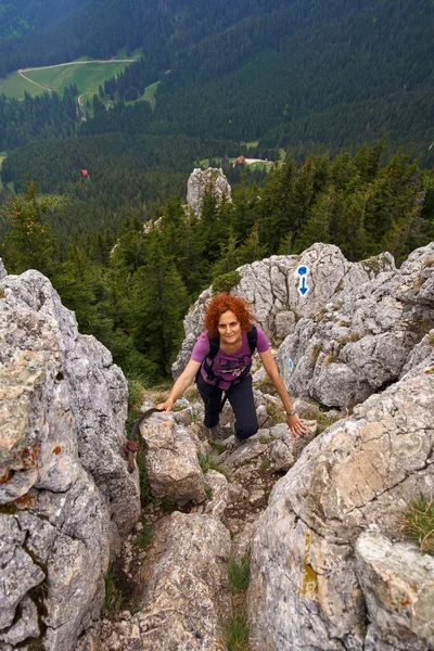 妇女自由攀登在一个通过 Ferrata 在落基山脉 — 图库照片