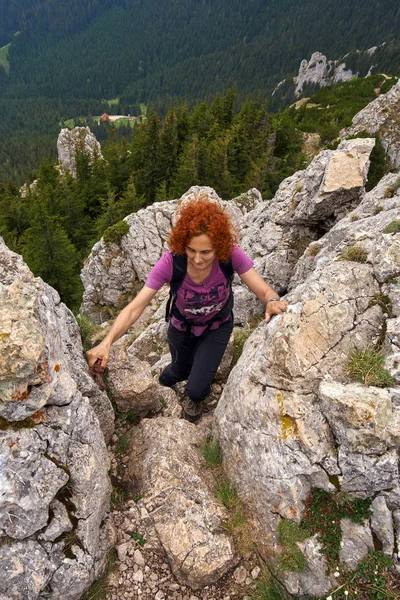 Mulher Livre Escalada Uma Ferrata Nas Montanhas Rochosas — Fotografia de Stock