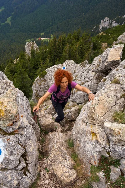 Žena Volné Lezení Ferraty Skalistých Horách — Stock fotografie